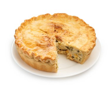 Beyaz üzerine izole edilmiş tavuk ve sebzeli lezzetli ev yapımı turta.