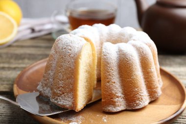 Tahta masaya pudra şekerli lezzetli limonlu pasta, yakın plan.