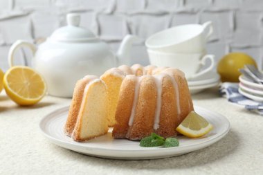Lezzetli limonlu pasta, jöleli ve nane şekerli, açık dokulu masa, yakın plan.