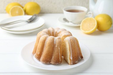 Beyaz ahşap masada jöleli lezzetli limonlu pasta, yakın plan.
