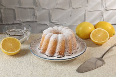 Lezzetli limonlu pasta, pudra şekeri ve narenciye aromalı meyveler.