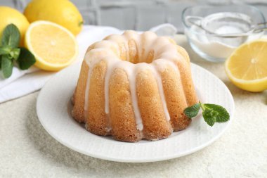 Lezzetli limonlu pasta, jöleli, naneli ve narenciye meyveli masa, yakın çekim.