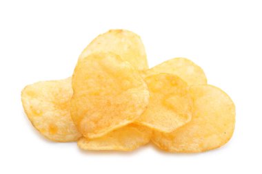 Beyaza izole edilmiş patates cipsi yığını.