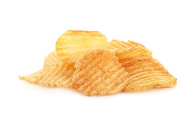 Beyaza izole edilmiş lezzetli patates cipsi yığını.