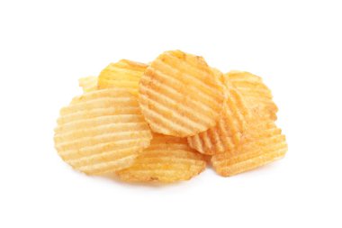 Beyaza izole edilmiş lezzetli patates cipsi yığını.