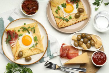Beyaz masada servis edilen yumurta ve pastırmalı leziz krepler.