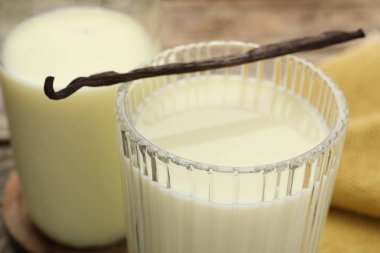 Lezzetli vanilyalı süt ve kapsül masada, yakın plan.