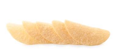 Beyaza izole edilmiş pek çok lezzetli patates cipsi.