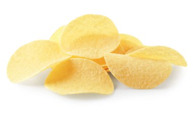 Beyaza izole edilmiş pek çok lezzetli patates cipsi.