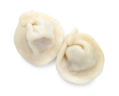 Lezzetli kaynamış hamur köfteleri (pelmeni) beyaz, üst görünümde izole