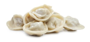 Lezzetli haşlanmış hamur köfteleri (pelmeni) beyaz üzerine izole edilmiş.