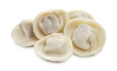 Lezzetli haşlanmış hamur köfteleri (pelmeni) beyaz üzerine izole edilmiş.