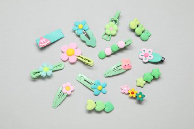 Açık arkaplanda sevimli saç tokaları, düz yatış.