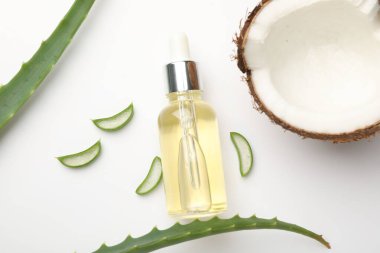 Saç tedavisi. Kozmetik ürün, hindistan cevizi ve aloe yaprakları beyaz arka planda, düz konum