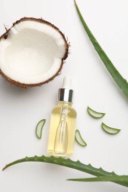 Saç tedavisi. Kozmetik ürün, hindistan cevizi ve aloe yaprakları beyaz arka planda, düz konum