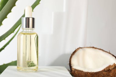 Saç tedavisi. Kozmetik ürün, hindistan cevizi ve aloe yaprakları beyaz arka planda, yakın plan. Metin için boşluk