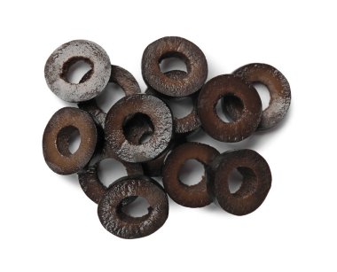 Terbiye edilmiş siyah zeytin halkaları beyaz, üst görünümde izole.