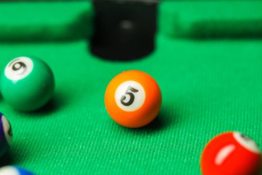 Birçok renkli bilardo topu yeşil masada, yakın plan