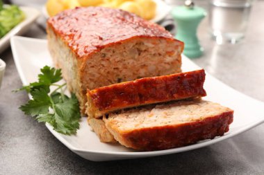 Gri masada maydanozlu lezzetli fırında hindi köftesi, yakın plan.