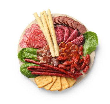 Farklı tütsülenmiş sosisler ve diğer aperatifler beyaz, üstten görünüyor.