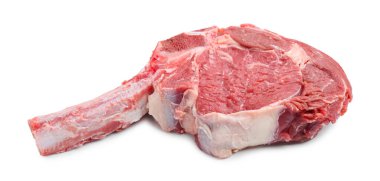 Beyaza izole edilmiş çiğ biftek.