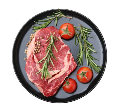 Bir parça çiğ et, baharat ve domates beyaza izole edilmiş.