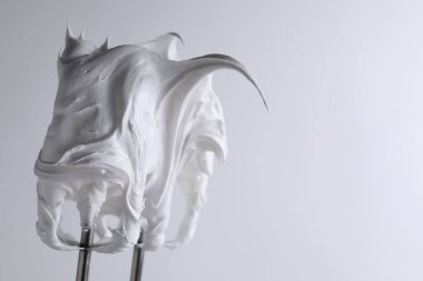 Beyaz arka planda çırpılmış kremalı çırpma çırpma, yakın plan. Metin için boşluk