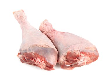 Beyaza izole edilmiş iki çiğ hindi budu.