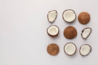 Hafif arka planda kırılmış hindistan cevizi parçaları, düz. Metin için boşluk