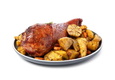 Pişmiş hindi budu ve beyaz üzerine izole edilmiş sebzeler.