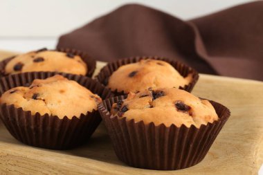 Masada çikolata parçacıklı lezzetli kek, yakın plan.