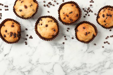 Beyaz mermer masa üzerinde çikolata parçalı lezzetli kek, düz yatıyordu. Metin için boşluk