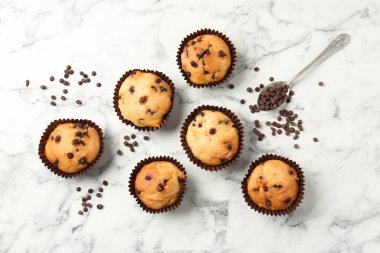 Beyaz mermer masa üzerinde çikolata parçalı lezzetli kek, düz yatıyordu.