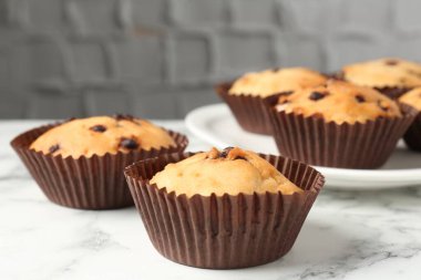 Beyaz mermer masa üzerinde çikolata parçalı lezzetli kek, yakın plan.