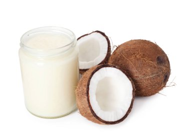 Hindistan cevizi ve pişirme yağı beyaza izole edilmiş.