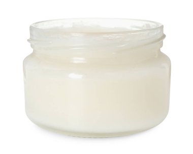 Beyaz üzerine izole edilmiş cam kavanozda organik hindistan cevizi pişirme yağı.