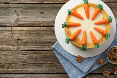 Tahta masada ceviz ve tarçınlı nefis ev yapımı havuçlu kek. Metin için boşluk
