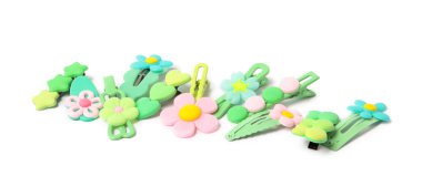 Beyaz renkte bir sürü saç tokası var.