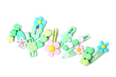 Beyaz, üst görünümde izole bir sürü sevimli saç tokası.