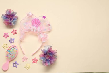 Bej arka planda şirin saç aksesuarları, düz yatış. Metin için boşluk