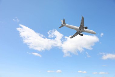 Bulutlu güzel mavi gökyüzünde uçan uçak