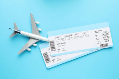 Seyahat acentesi. Uçuş biletleri ve model açık mavi arka plan, düz yatış