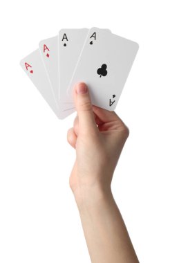 Beyaz arkaplanda kart oynayan kadın, yakın plan