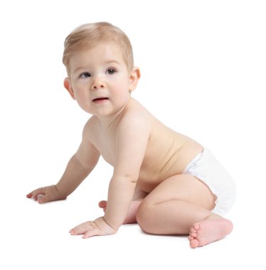 Beyaz arka planda bebek bezi takmış şirin bir bebek.