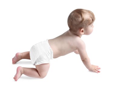 Beyaz arka planda emekleyen sevimli küçük bebek.