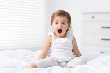 Sevimli küçük bebek kız evde yatakta