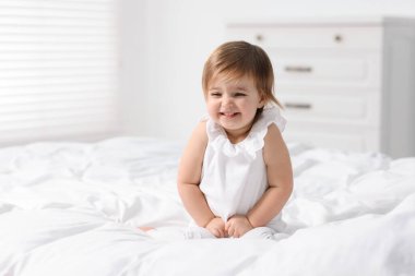 Evdeki yatakta tatlı küçük bir kız bebek. Metin için boşluk