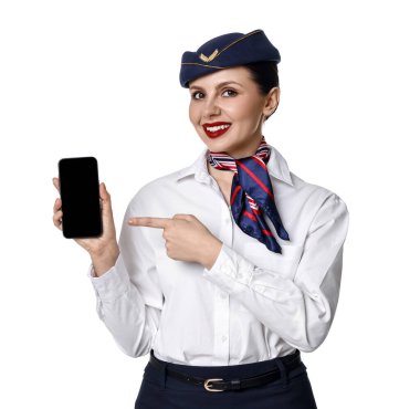 Beyaz arka planda akıllı telefona bakan mutlu hostes