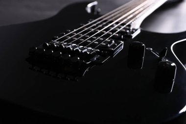 Siyah arkaplanda modern elektro gitar, yakın plan