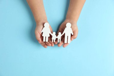 Açık mavi arka planda aile bireyi, üst görünüm